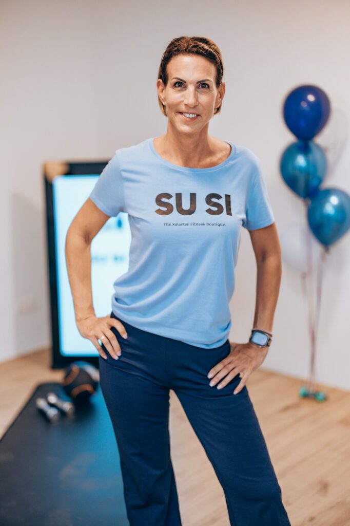 Susi standing